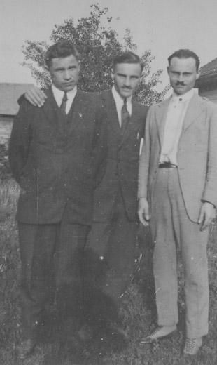 Image - Stechishin brothers, 1922: Michael, Julian, Myroslaw.